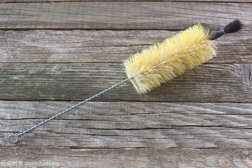 黑色和黃色的菜清洗刷上木制背景